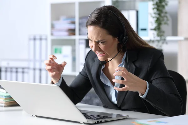 Wanita Telemarketer Marah Melihat Laptop Duduk Meja Kantor — Stok Foto