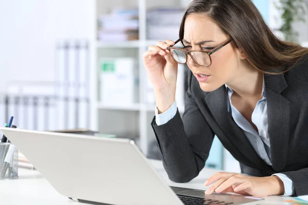 Wykonawcza Kobieta Okularach Problemy Oczami Próbując Czytać Laptopie Siedząc Biurku — Zdjęcie stockowe