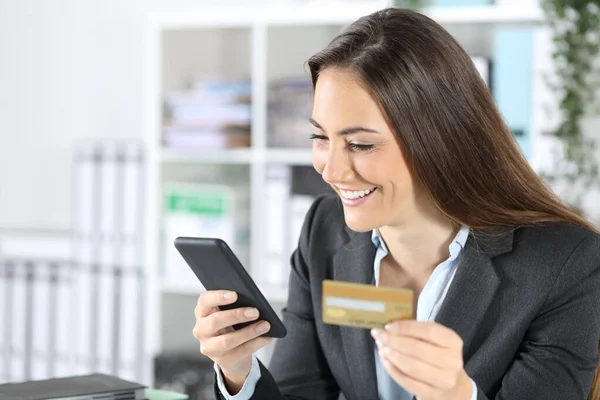 Feliz Mujer Ejecutiva Que Paga Línea Con Tarjeta Crédito Teléfono —  Fotos de Stock