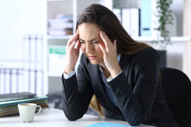 Migreni olan hasta bir yönetici. Ağrıdan şikayetçi. Ofisteki bir masaya oturmuş şakaklarımı ovuyor.