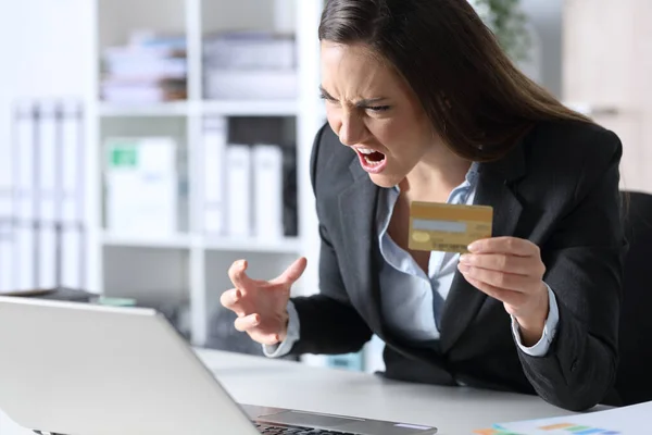 Dühös Végrehajtó Fizet Online Hitelkártyával Laptop Asztalon Irodában — Stock Fotó