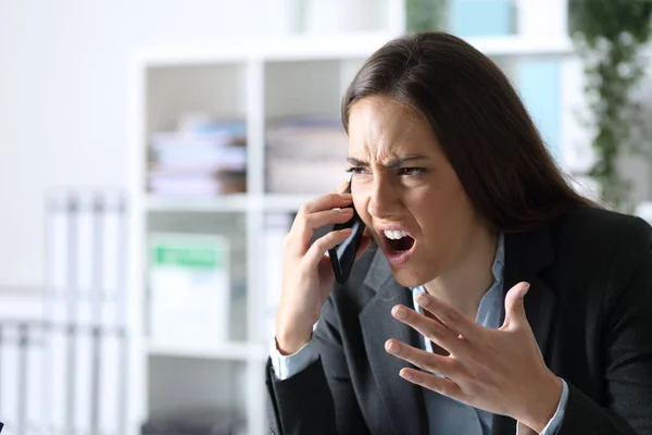 Angry Executive Woman Arguing Calling Smart Phone Sitting Desk Office — Stock Photo, Image