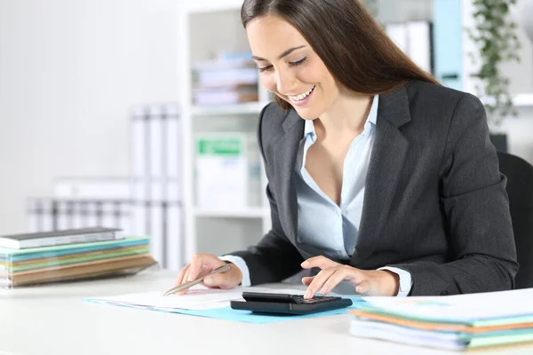 Šťastný Účetní Žena Výpočet Kalkulačka Kontroly Dokument Sedí Stole Kanceláři — Stock fotografie