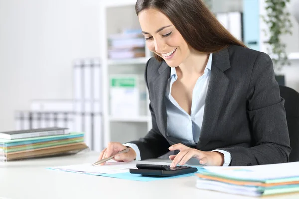 Glückliche Buchhalterin Die Auf Taschenrechner Schecks Rechnet Sitzt Auf Schreibtisch — Stockfoto