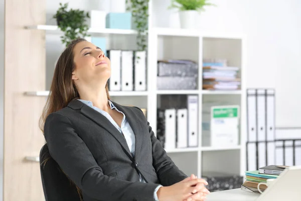 Feliz Mujer Ejecutiva Respirando Aire Fresco Sentada Escritorio Oficina —  Fotos de Stock