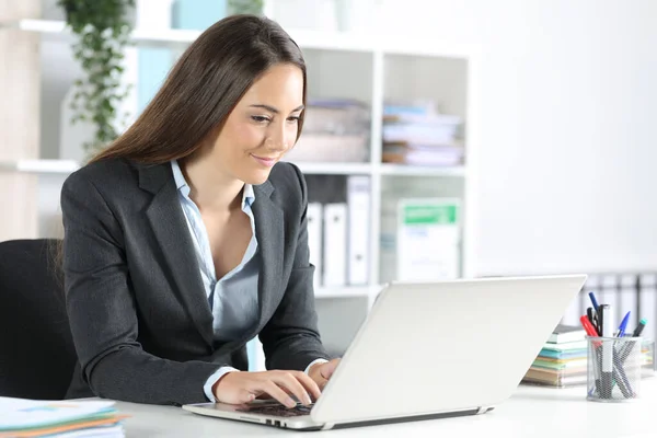 Mujer Ejecutiva Feliz Escribiendo Portátil Sentado Escritorio Oficina —  Fotos de Stock