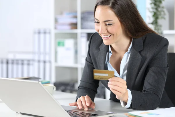 Feliz Mujer Ejecutiva Paga Línea Con Tarjeta Crédito Ordenador Portátil — Foto de Stock