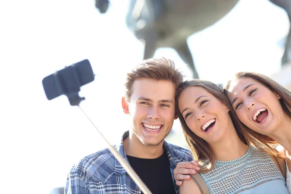 Ευτυχισμένοι Φίλοι Χαμογελώντας Λαμβάνοντας Selfie Στο Έξυπνο Τηλέφωνο Ραβδί Εξωτερικούς — Φωτογραφία Αρχείου