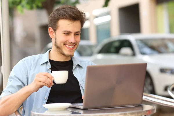 Happy Man Reading Laptop Holding Cup Sitting Coffee Shop Terrace — Stock Photo, Image