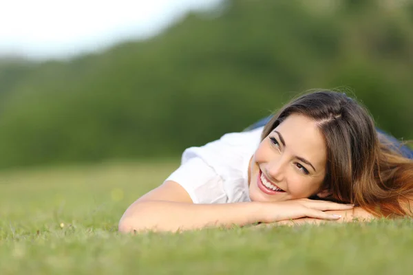 Lycklig Kvinna Tänker Liggande Grönt Gräs Tittar Sidledes Park Sommaren — Stockfoto