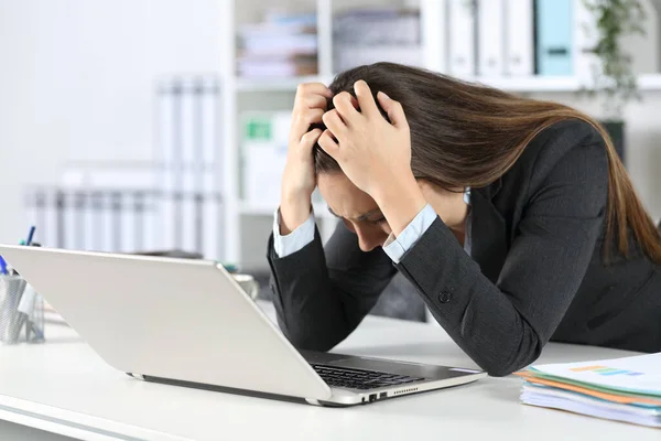Traurige Managerin Mit Laptop Beschwert Sich Auf Schreibtisch Büro — Stockfoto