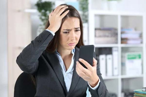 Triste Mulher Executiva Preocupada Descobre Erro Telefone Inteligente Sentado Uma — Fotografia de Stock