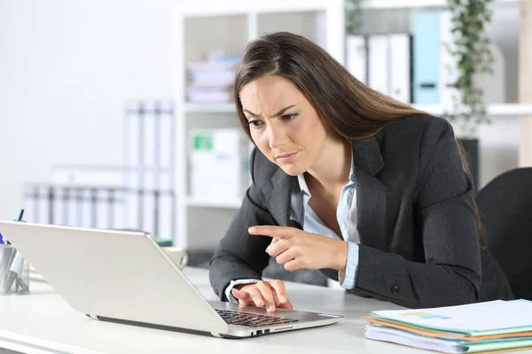 Suspicious Executive Woman Reading Pointing Laptop Sitting Desk Office — Stock Photo, Image