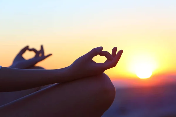 Primer Plano Las Manos Mujer Atardecer Aliviando Estrés Haciendo Pose —  Fotos de Stock