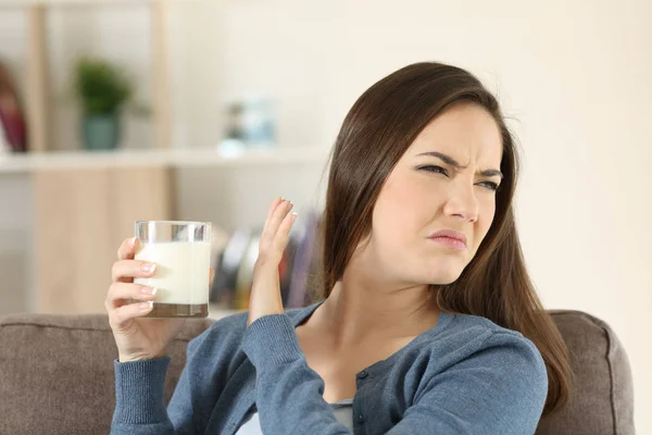 Mujer rechazando un vaso de leche — bebida, Ama de casa - Stock Photo |  #183784044