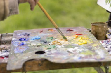 Doğada yağlı boyalarla çizim yapmak. Harika hobi.