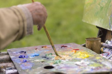 Doğada yağlı boyalarla çizim yapmak. Harika hobi.