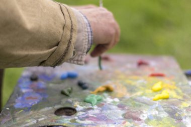 Doğada yağlı boyalarla çizim yapmak. Harika hobi.