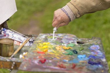 Doğada yağlı boyalarla çizim yapmak. Harika hobi.