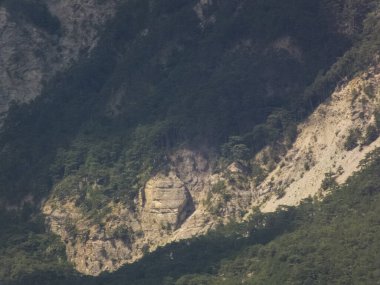 Dağlarda dinlenmek için yaz güneşli bir gün.