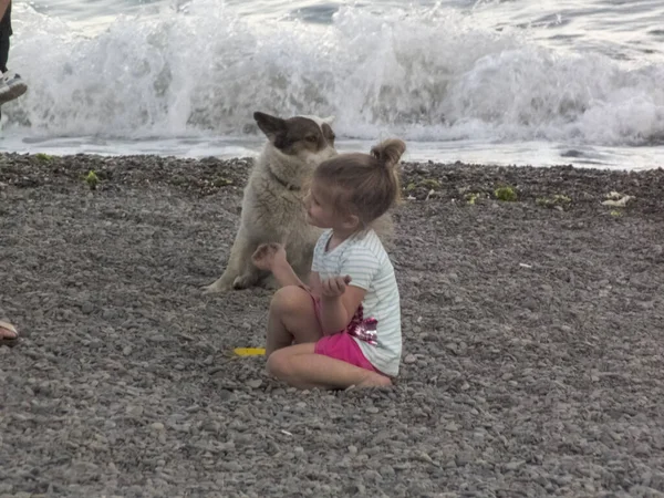 Menina na praia do mar joga — Fotografia de Stock