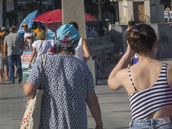 Οι άνθρωποι περπατούν κατά μήκος της πόλης περιπάτου σε μια ηλιόλουστη μέρα — Φωτογραφία Αρχείου