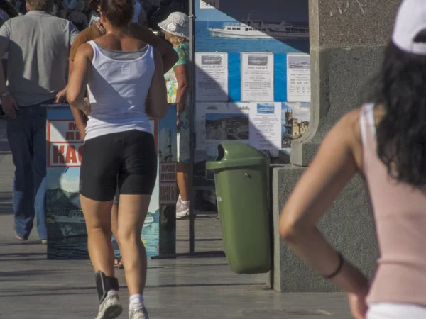 Οι άνθρωποι περπατούν κατά μήκος της πόλης περιπάτου σε μια ηλιόλουστη μέρα — Φωτογραφία Αρχείου