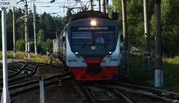 Sokolnický vlak přijíždí na nádraží — Stock fotografie