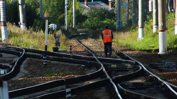 Caminhadas do trabalhador ao longo dos trilhos ferroviários — Fotografia de Stock