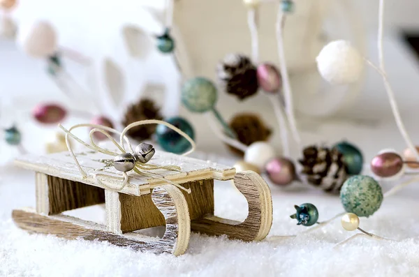Slitta in legno con neve, ghirlanda natalizia e carrello — Foto Stock