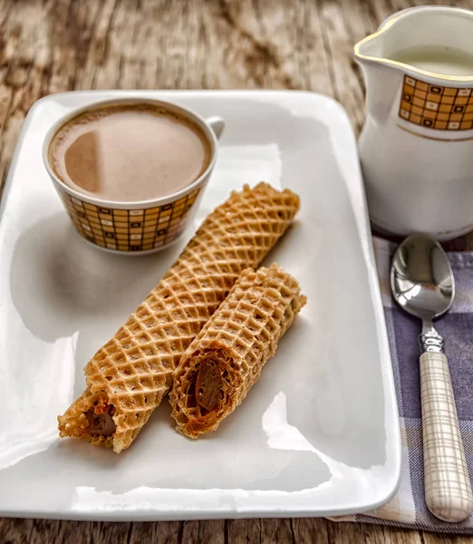 Café con rollos de gofres de caramelo — Foto de Stock