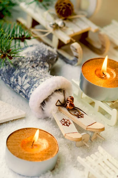 Vánoční a novoroční dekorace: saně, lyžování, svíčky, boot, jedle brach, hvězda, sníh — Stock fotografie