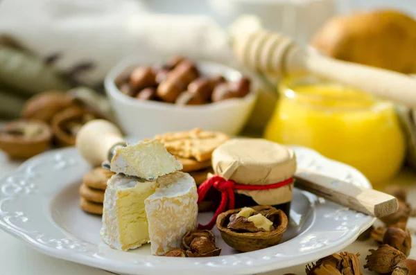 Queijo amadurecido piccolo com geléia de feijoa, mel, avelãs, nozes e biscoitos integrais — Fotografia de Stock