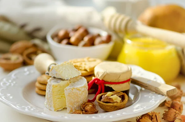 Queijo amadurecido piccolo com geléia de feijoa, mel, avelãs, nozes e biscoitos integrais — Fotografia de Stock