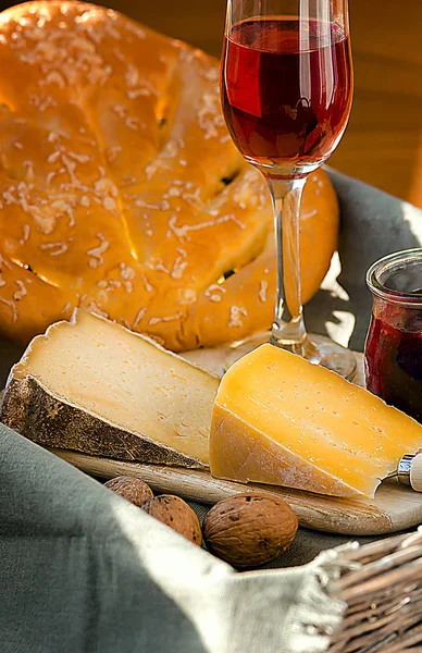 Ukrainischer Käse aus Kuhmilch: tsysarskiy) aka french tomme) und cimbor, serviert mit Rosenwein, italienischem Brot fougasse, Kirsch-Basilikum-Sauce und Walnüssen — Stockfoto