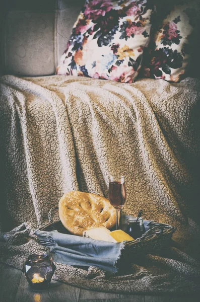 Abendessen mit Käse und Wein, serviert auf dem Boden vor dem Sofa — Stockfoto