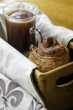 Kahve ve tarçın elma girdap (cruffin - kruvasan ve kek karışımı)