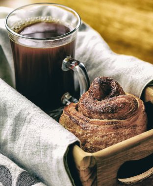 Kahve ve tarçın elma girdap (cruffin - kruvasan ve kek karışımı)