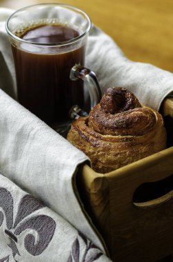 Kahve ve tarçın elma girdap (cruffin - kruvasan ve kek karışımı)