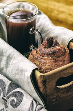 Kahve ve tarçın elma girdap (cruffin - kruvasan ve kek karışımı)