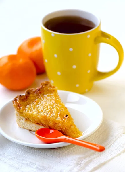 茶与橘子白色背景上的柠檬和橙挞 — 图库照片