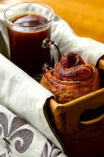 咖啡和肉桂苹果涡流 (cruffin-混合的羊角面包和松饼) — 图库照片