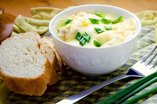 Kıyılmış soğan üzerinde kareli peçeteleri hizmet ile yumurta, sosis ve peynir pişmiş mikrodalga — Stok fotoğraf