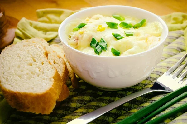 Kıyılmış soğan üzerinde kareli peçeteleri hizmet ile yumurta, sosis ve peynir pişmiş mikrodalga — Stok fotoğraf