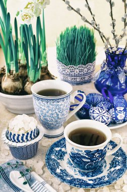 Çay, şeker, yumurta, nergis, Kukum, nane ve takımıdır tohumları mavi renk ile Paskalya dekorasyon