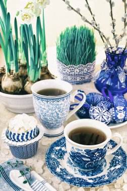 Çay, şeker, yumurta, nergis, Kukum, nane ve takımıdır tohumları mavi renk ile Paskalya dekorasyon