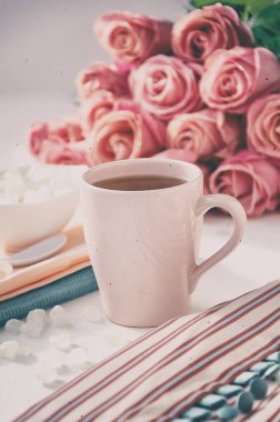 Çay pembe Kupası, şeker ve demet gül ile çizgili elbise