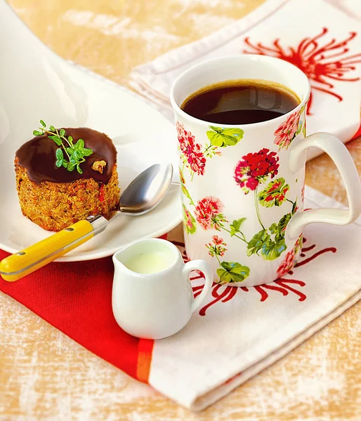 Café, crema y pastel de zanahoria y nueces kugel con hojas de minr en el fondo de madera —  Fotos de Stock