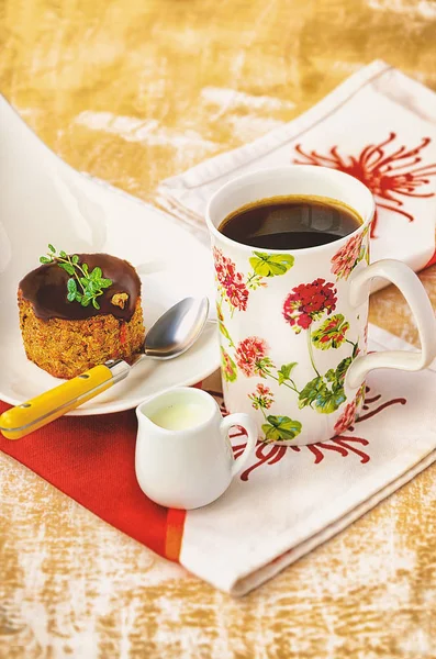 Kawa, krem i marchew i orzechy włoskie ciasto kugel z minr pozostawia na podłoże drewniane — Zdjęcie stockowe