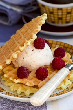 Dondurmalı waffle, rassberry ve kahve